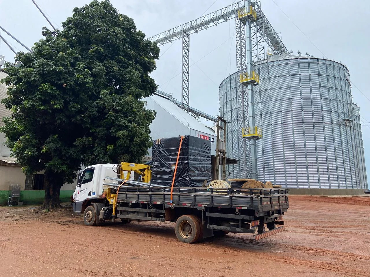 Caminhão Raetec atendendo instalação industrial de armazenagem de grãos