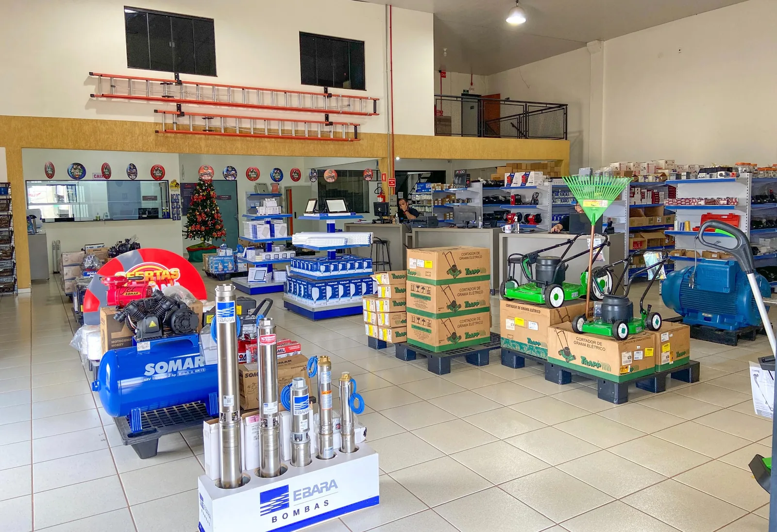 Interior da loja Raetec em Sinop com equipamentos e materiais elétricos