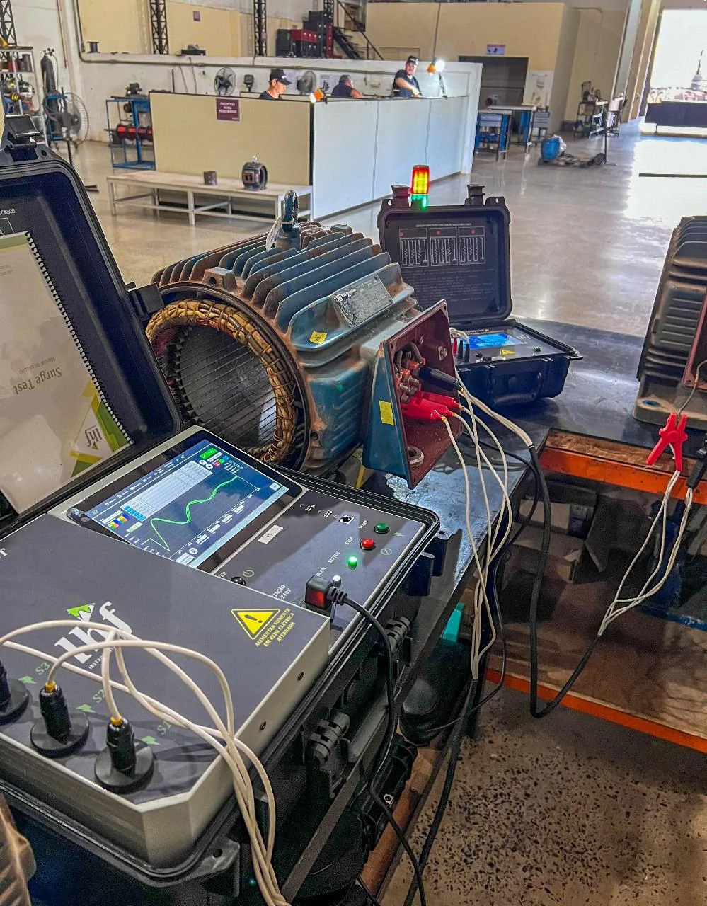Motor elétrico em bancada de ensaios da assistência técnica Raetec
